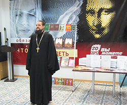 Священник нашего собора передал библиотеке литературу для слепых