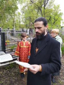На Радоницу иерей Сергий Филимонов совершил панихиду на Воскресенском кладбище