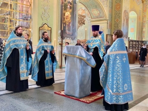 Утреня с чтением акафиста Пресвятой Богородице