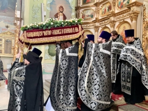 Великая Пятница. Великая вечерня с выносом святой Плащаницы