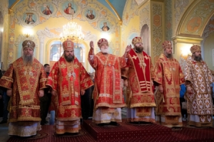 В праздник Собора Саратовских святых совершена соборная архиерейская литургия