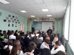 Священник побеседовал со школьниками о подростковом насилии