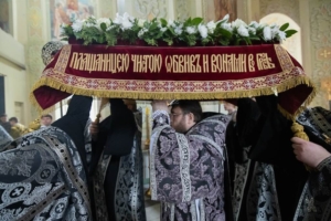 Митрополит Игнатий совершил вечерню с чином выноса Святой Плащаницы и утреню с чином погребения Спасителя в Покровском соборе