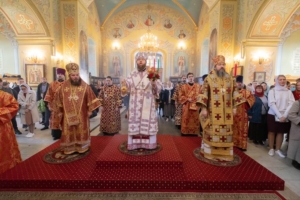 Архиереи Саратовской митрополии совершили соборное богослужение в Неделю 2-ю по Пасхе