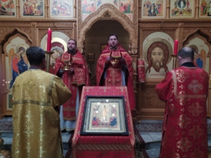 Божественная литургия и освящение поклонного Креста в храме святителя Николая Чудотворца на Елшанском кладбище