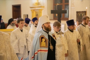 Настоятель собора сослужил митрополиту Игнатию на ночной Божественной литургии в храме святого апостола и евангелиста Иоанна Богослова при СПДС