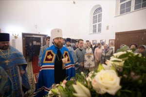 Настоятель собора сослужил митрополиту Игнатию на Божественной литургии во Введенском храме Саратова