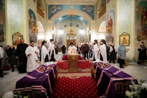 В Покровском соборе прошло заупокойное богослужение во время пребывания  саратовских святителей