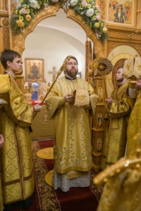 Митрополит Игнатий совершил Божественную литургию в храме святителя и чудотворца Николая на Елшанском кладбище г. Саратова
