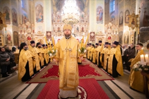 Митрополит Игнатий совершил великую рождественскую вечерню в Покровском соборе