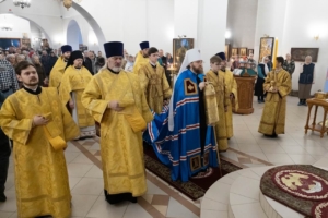 Настоятель собора сослужил митрополиту Игнатию на Божественной литургии в храме святых первоверховных апостолов Петра и Павла г. Саратова.