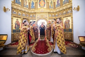 Настоятель собора сослужил митрополиту Игнатию на Божественной литургии в храме святого великомученика Георгия Победоносца г. Саратова
