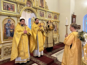 Настоятель собора совершил Божественную литургию в храме Трех святителей г. Саратова