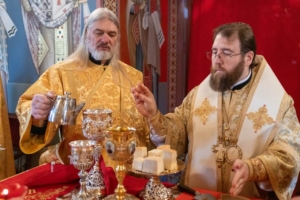 Настоятель собора сослужил митрополиту Игнатию в Свято-Троицком кафедральном соборе г.Саратова