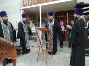 Великое повечерие в храме святителя Николалая на Елшанском кладбище