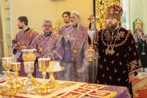 Митрополит Игнатий совершил великую вечерню в соединении с Литургией святителя Василия Великого и чин умовения ног в Покровском соборе г. Саратова