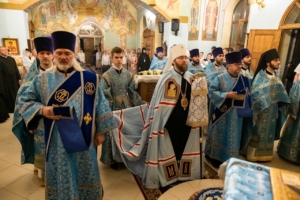 Настоятель собора сослужил митрополиту Игнатию на ночной Божественной литургии в Вознесенско-Пантелеимоновском храме с. Усть-Курдюм