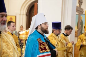 Настоятель собора сослужил митрополиту Игнатию на Божественной литургии в храме святителя Тихона Задонского г. Саратова