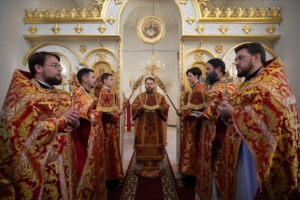 Настоятель собора сослужил митрополиту Игнатию на Божественной литургии, совершенной пасхальным чином, в храме святого пророка Илии п. Сенной Вольского района