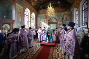 Настоятель собора сослужил митрополиту Игнатию на Божественной литургии в Крестовоздвиженском храме г. Хвалынска