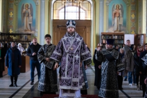 Митрополит Игнатий совершил Литургию Преждеосвященных Даров в Покровском соборе г. Саратова