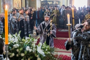 Митрополит Игнатий совершил чин выноса Плащаницы Христа и чин погребения Спасителя в Покровском соборе г. Саратова
