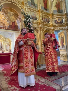 Поздняя праздничная литургия в праздник Светлого Воскресения Христова
