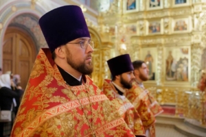 Настоятель собора сослужил митрополиту Игнатию на Божественной литургии в Свято-Троицком кафедральном соборе г. Саратова.