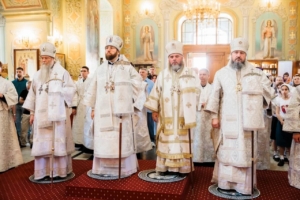 Архиереи Саратовской митрополии совершили Божественную литургию в Покровском соборе г. Саратова