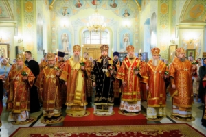 В канун Собора Саратовских святых в Покровском соборе совершено соборное архиерейское богослужение