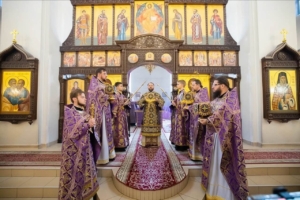 Настоятель собора сослужил митрополиту Игнатию на Божественной литургии в Петропавловском храме г. Саратова