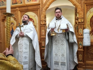 Божественная литургия в храме святителя Николая Чудотворца на Елшанском кладбище