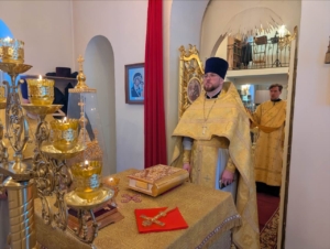 Божественная литургия в храме Трех святителей