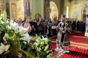 Митрополит Игнатий совершил чин выноса Плащаницы Христа и чин погребения Спасителя в Покровском соборе г. Саратова