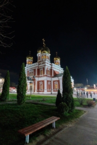 Митрополит Игнатий совершил ночное пасхальное богослужение в Покровском соборе г. Саратова