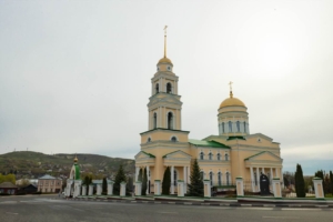 Настоятель собора сослужил архиереям Саратовской митрополии на соборном богослужении в кафедральном соборе Живоначальной Троицы г. Вольска