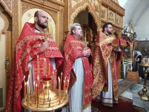 Божественная литургия в храме святителя Николая Чудотворца на Елшанском кладбище